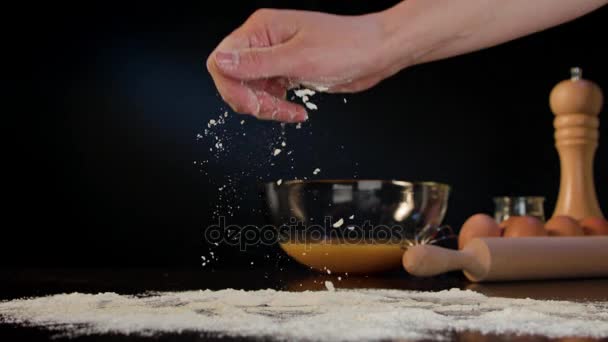 Weibliche Hand verteilt Mehl auf dem Tisch — Stockvideo