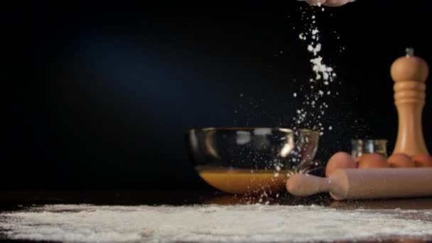 女手洒在桌子上的面粉 — 图库视频影像