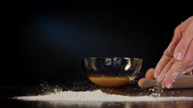 Eller masanın üzerine un dökülüp