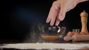 Masanın üzerine un dökülüp el