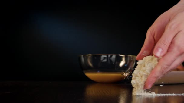 Mãos femininas derramando farinha na mesa — Vídeo de Stock