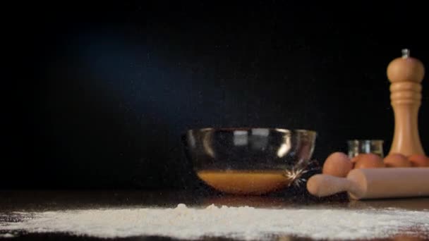 Farinha de derramamento de mão feminina na mesa — Vídeo de Stock