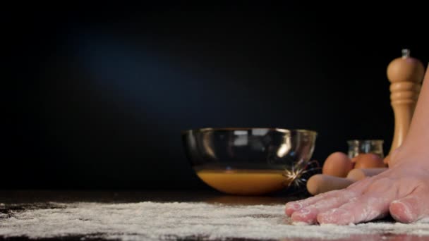 女性の手がテーブル上に小麦粉を広める — ストック動画