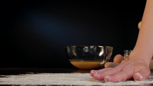Farina da stendere a mano femminile sul tavolo — Video Stock