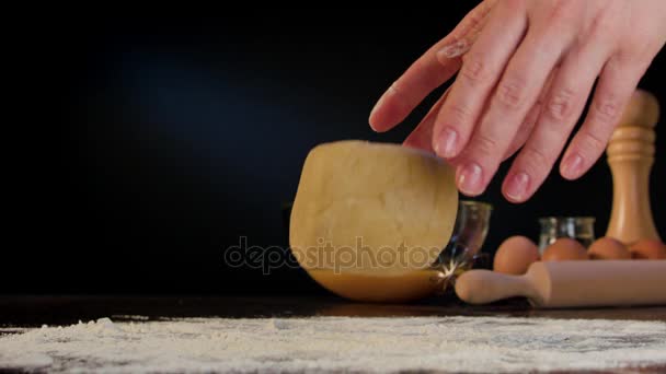 Женские руки бросают тесто на стол — стоковое видео