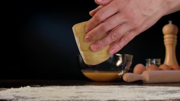 Vrouwelijke handen kneden deeg op tafel — Stockvideo