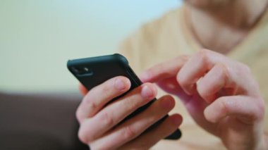 bir cep telefonu kullanan adam