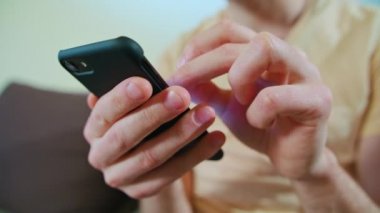 bir cep telefonu kullanan adam