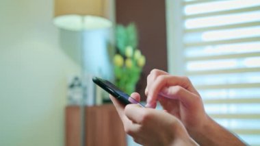 Erkek el bir cep telefonu kullanarak