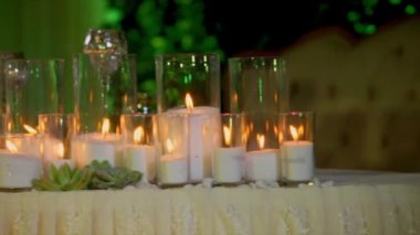 Birçok yanan mumlar şeffaf gözlük