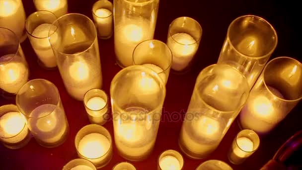 Beaucoup de bougies brûlantes dans des verres transparents — Video