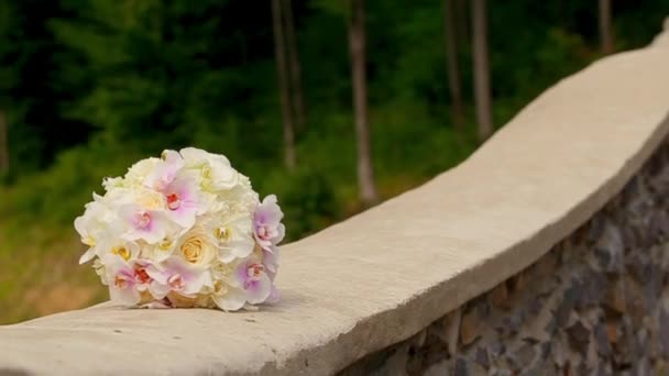 在石墙上的婚礼花束 — 图库视频影像