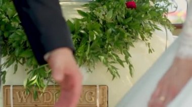 Evli çiftin el ele tutuşmalarını yakından izliyoruz.