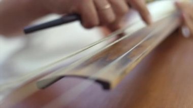 Hanımefendi göndermek Çello çalan el