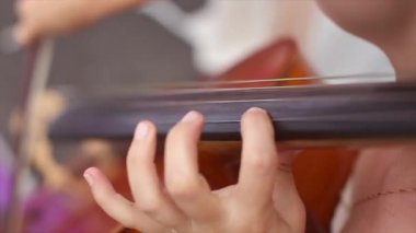 Hanımefendi göndermek Çello çalan el