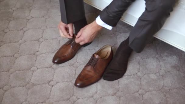 Um homem amarrando sapatos — Vídeo de Stock