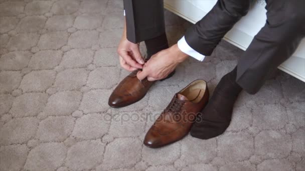 Um homem amarrando sapatos — Vídeo de Stock