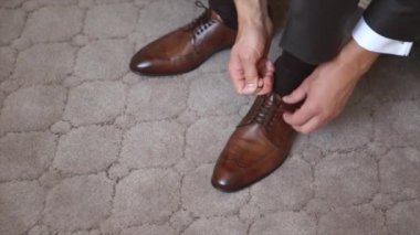 Ayakkabılarımı bağlama bir adam