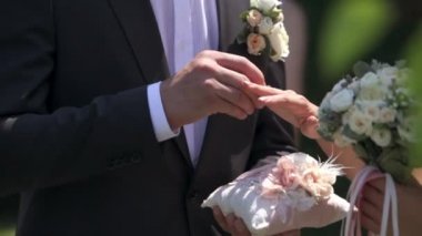 yeni evliler yüzük alışverişi