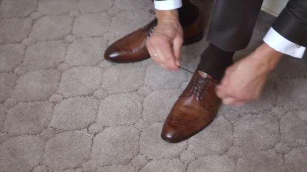 Ayakkabılarımı bağlama bir adam — Stok video