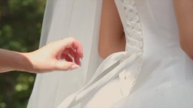 Dantel gelinlik kadar yardımcı bir nedime