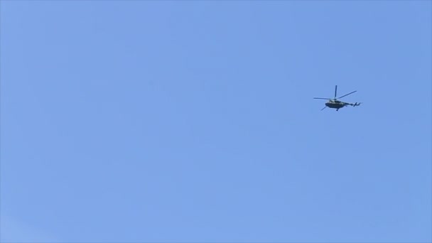 Een helikopter in de lucht zweven — Stockvideo