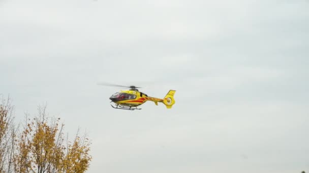 Gul helikopter lyfter — Stockvideo
