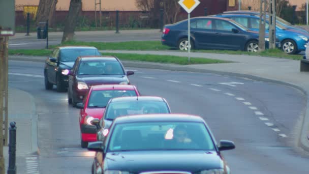 Bilar som går på en motorväg — Stockvideo