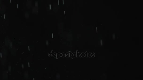 Pluie ou neige tombant sur un fond noir .