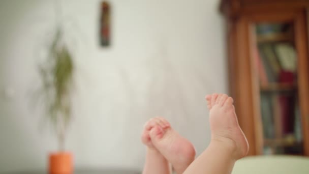 Babys pies en sus manos y madres manos — Vídeo de stock