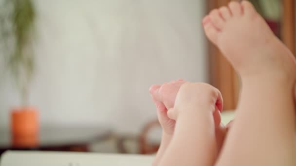 Babys piedi nelle sue mani e madri mani — Video Stock