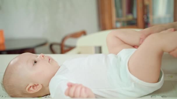 Babys fot i mödrar händer. Massage — Stockvideo