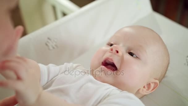 Babys liggend in Bed en Playning met haar moeder — Stockvideo
