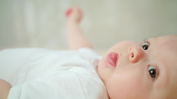 Bebis ligga i sängen på Homeeating sitt Finger och Yawning — Stockvideo