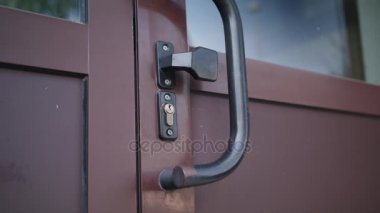 Adam dışarı gelir ve kapıyı açar