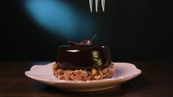 Gabel gräbt sich auf einem Teller ins Dessert — Stockvideo