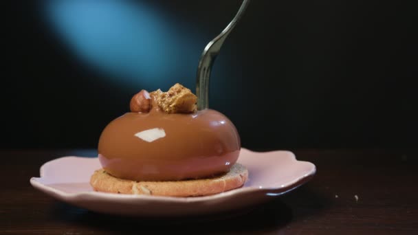 Fourche Creuser dans le dessert sur une assiette — Video