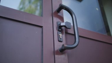 Adam bir kapı kilidini ve geliyor