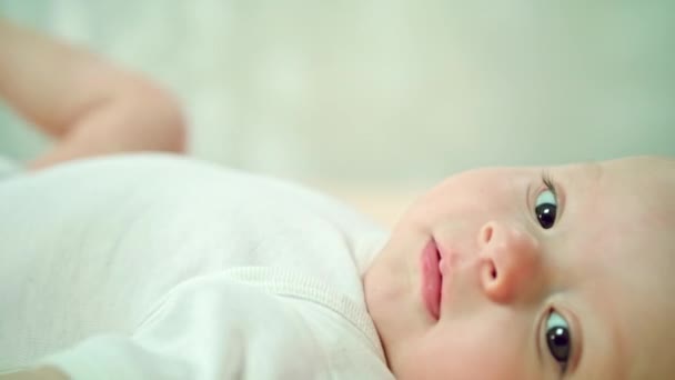 Baby Lying in Bed Home eten zijn voeten — Stockvideo