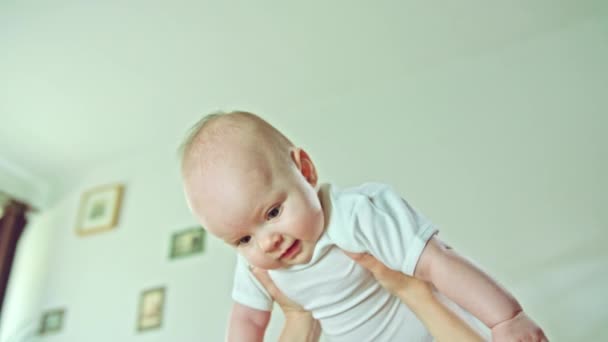 Bras féminins tenant un bébé — Video