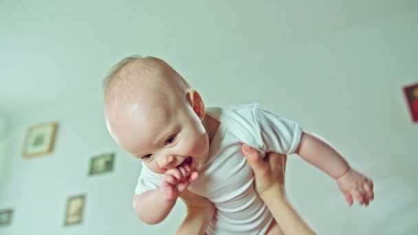 Bras féminins tenant un bébé — Video