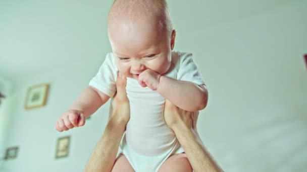 Bras masculins tenant un bébé — Video