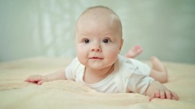 Yumuşak bir keten mide yatan bebek