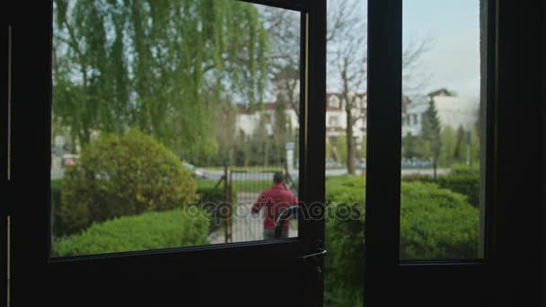 Uomo lascia la casa con il telefono e tornare — Video Stock