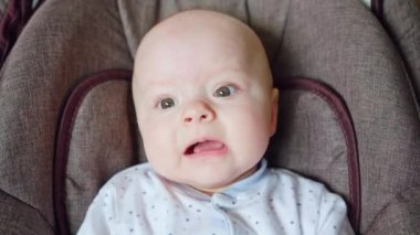 Şirin bebek arabası içinde yalan