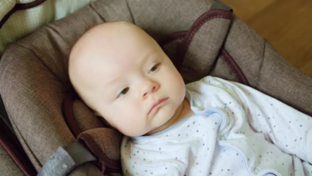 Leuke Baby liggend in Pram — Stockvideo
