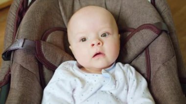 Şirin bebek arabası içinde yalan