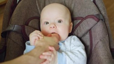 Çocuk arabası yeme babalar parmağında bebeğim Lying