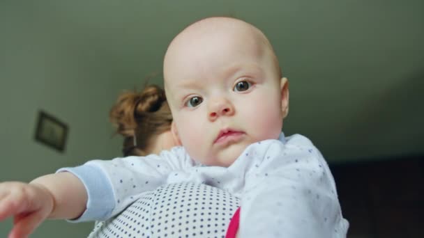 Madre holding suo piccolo bambino a casa — Video Stock