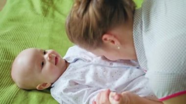 Onu bebek yatakta yatarken ile anne 14.pokazuję